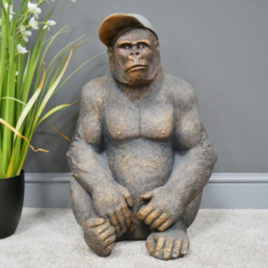 Statue d’un gorille avec une casquette