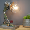 Lampe de table dans le style d’un robot