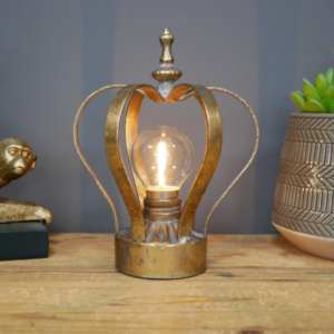 Luminaire en métal d’une forme de couronne. Bel objet de décoration avec une finition bronze dorée. L’éclairage est alimenté par deux piles AA.