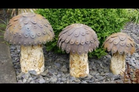 Trois champignons décoratifs en métal