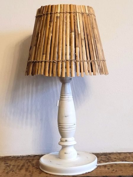 Lampe en bois avec abat-jour en canisse ©Le Marché de la Puce