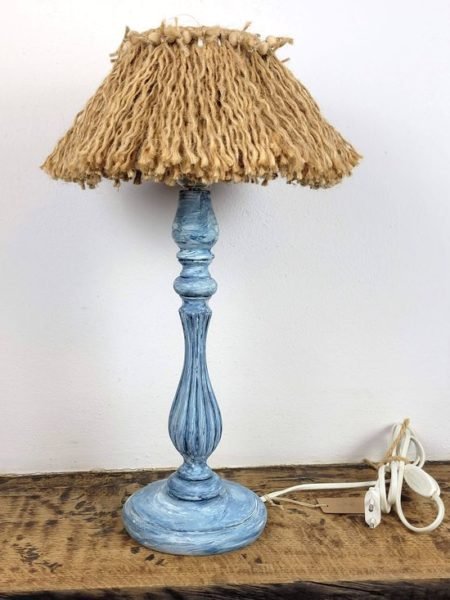 Lampe pied bleu abat-jour en corde de lin et perles ©Le Marché de la Puce