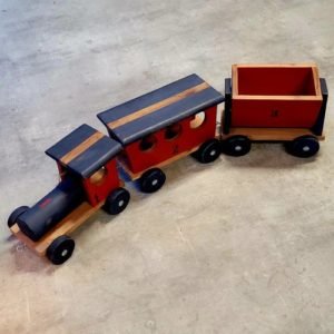 Petit train en bois peint - locomotive et deux wagons ©Le Marché de la Puce